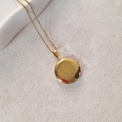 تصویر لاکت استیل گرد طلایی - حکاکی نوشته یا طرحای مینیمال / بندچرمی 