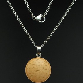 تصویر گردن آویز دست‌ساز چوبی آوان 