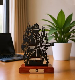 تصویر تندیس آتش نشان فلزی 