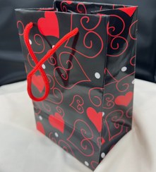 تصویر پاکت هدیه مشکی و قلب قرمز در دو سایز 