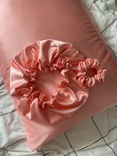 تصویر ست ۳ تکه ساتن ال ایکس مراقبت از مو شامل روبالشتی و کلاه خواب و اسکرانچی 