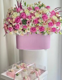 تصویر باکس گل و کاپ کیک خواستگاری سفید صورتی کد 133 