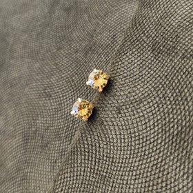 تصویر گوشواره میخی طرح برلیان – طلایی 