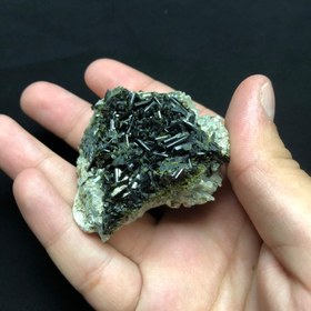 تصویر سنگ اپیدوت معدنی مشکی رنگ پلور سالم مناسب کلکسیون Epidote