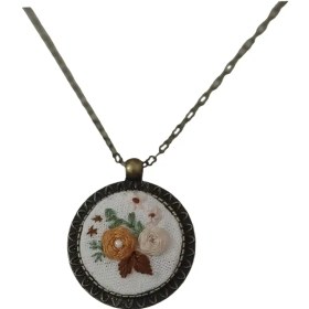 تصویر گردنبند گلدوزی رزهای پاییزی 