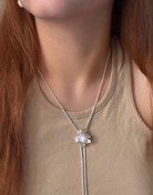 تصویر گردنبند رو لباسی طرح گل 