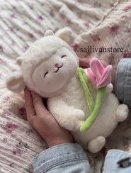 تصویر عروسک ببعی پشمالو گل به دست 