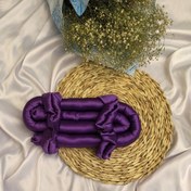 تصویر کرلی مو ساتن همراه با دو عدد اسکرانچی 