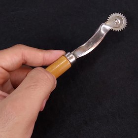 تصویر رولت خیاطی دسته چوبی Sewing roulette with wooden handle