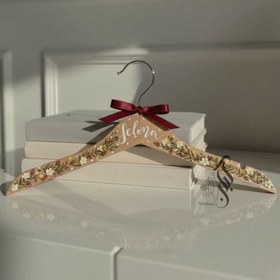 تصویر هنگر طراحی شده چوبی 