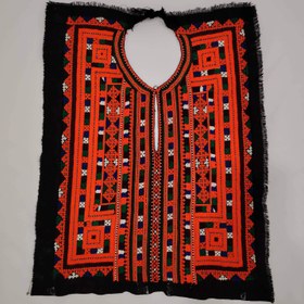 تصویر زی‌آستین طرح تمام پلیوار پرشیرازه‌ای – پارچه تارکِش – کاملاً دست‌دوز بلوچی 