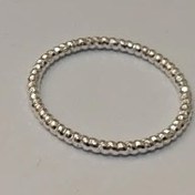 تصویر انگشتر نایلی مدل حلقه بافت دار سیلور (انگار نگین داره) uno