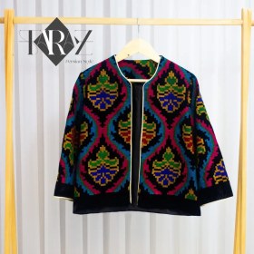 تصویر کراپ کت مخمل شماره‌دوزی مدل گلناز “Golnaz” – Embroidered Velvet Crop Jacket