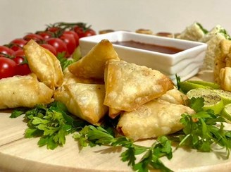 تصویر مینی سمبوسه گوشت و قارچ با پنیر پیتزا 