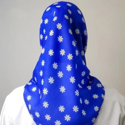 تصویر مینی اسکارف نخی دخترونه طرح گل بابونه آبی کاربنی 