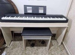 تصویر پیانو در حد نو دیجیتال یاماها مدل P-45 B با میز و صندلی و پدال یا ساستین فابریک یاماها 