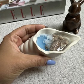تصویر شمع دست‌ساز دریایی مدل حلزونی (طراحی ساحلی در صدف سرامیکی) 