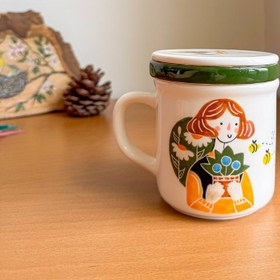 تصویر ماگ دمنوش دختر سبز 