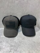 تصویر کلاه بیسبالی پشت توری مستر کوالیتی طرح آمریکا 