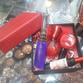 تصویر پک عطر ماندگاری بالا کش مو و ریمل رنگ مو موقت و تقویت کننده لب و براق کننده و رژ حرارتی ضداب لاک قرمز خرجی ویتامین 