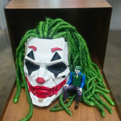 تصویر ماسک جوکر به همراه جعبه چوبی و اکشن فیگور 