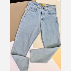 تصویر شلوار جین مردانه آبی روشن مدل مام فیت با پارچه کج‌راه ریز Men’s Light Blue Mom Fit Jeans – Fine Twill Denim