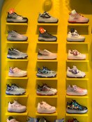 تصویر کفش اسکیتی هوشمند مدل ۱۴ قابلیت تبدیل به کتونی 