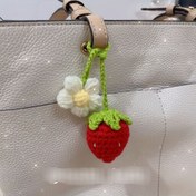 تصویر آویز بافتنی، آویز کیف، بوکمارک بافتنی، آویط دستبافت با طرح توت فرنگی و گل 