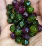 تصویر رشته جید طرح تورمالین مولتی کالر ۱۰میل تراش استار اصل معدنی یوراخ دار 