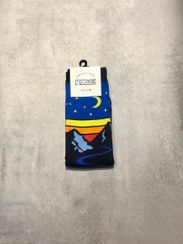 تصویر جوراب ساقدار اسپرت برند Optimist طرح جاده در شب 