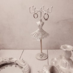 تصویر استند جواهرات فیگور صدفی 