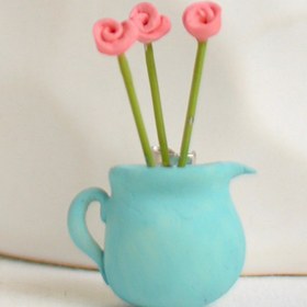 تصویر سنجاق دست ساز گلدون آبی با گل های صورتی 