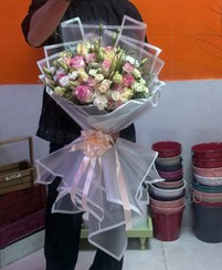 تصویر دسته‌گل رز پروانه‌ای 