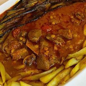 تصویر خورشت قیمه بادمجان جذاب و دلبر با سیب زمینی سرخ شده نیم کیلویی 