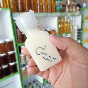 تصویر روغن شتر مرغ 60 سی سی ریما تهیه شده از قسمت جلوی شتر مرغ کاملا خوراکی و مناسب برای پوست و کف پا 