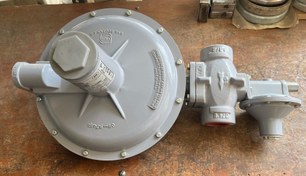 تصویر رگولاتور گاز شهری فشارشکن گاز خانگی اکبند گاز سوزان مدل رگلاتور ۶۵ متری یا رگلاتور ۶۵ متر مکعبی ۶۰ به ۱/۴ پوند گاز سوزان مخصوص سر علمک و خانگی و شهری – قیمت بروز شده ۱۴۰۴/۱۰/۲۵ مناسب حدود ۱۰ تا ۱۶ واحد مسکونی آپارتمان و ویلا Gas Souzan ۶۵ m³/h Gas Regulator (60 to 1/4 psi) | Natural Gas Pressure Regulator for 10–16 Units