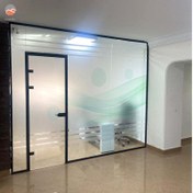 تصویر پارتیشن شیشه ای تک‌جداره فریم‌لس طرح‌دار مدل Ch252 