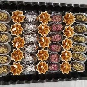 تصویر حلوا وخرمامجلسی با مغز گردو و تزیین شده با پودر پسته نارگیل گل محمدی و670گرمی تحویل حضوری(ارسال غیرحضوری بر عهده مشتری 