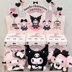 تصویر عروسک شانسی بلایند باکس کرومی و دوستان همراه آویز موبایل و برچسب 