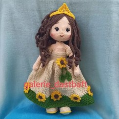 تصویر عروسک بافتنی دختر با لباس آفتاب گردان سایز ۳۵ سانتی 