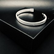 تصویر بنگل استیل نقره‌ای مدل فنری | طراحی مدرن و یونیسکس، سبک و مقاوم 