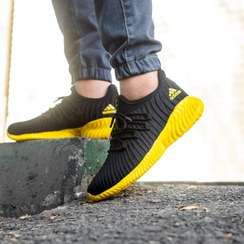 تصویر کفش ورزشی Adidas مردانه مشکی زیره زرد مدل River 