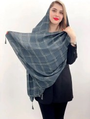 تصویر شال چهارخونه ویوین – کوک‌دوزی‌شده با طراحی مدرن و منگوله‌های ظریف 