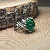 تصویر انگشتر نقره دستساز با سنگ زمرد سنتتیک 