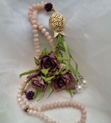 تصویر تسبیح صورتی با رزهای روباندوزی شده بنفش 