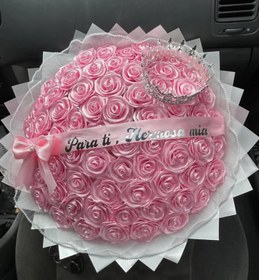 تصویر دسته گل رز ربانی صورتی با کاغذ سفید 75 شاخه 75-Stem Pink Ribbon Rose Bouquet with White Wrapping