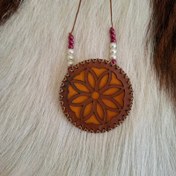 تصویر گردن آویز جاحرزی چرم 