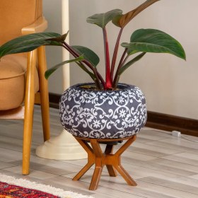 تصویر گلدان پایه‌دار نقش آکام چوب طرح هیرمند 