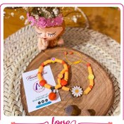 تصویر دستبند جفتی فیمو نارنجی با گل بابونه 