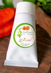 تصویر کرم دور چشم هویج | رفع تیرگی، چروک، پف و افتادگی 